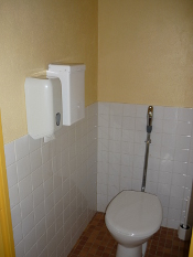 wc avec papier toilette fourni