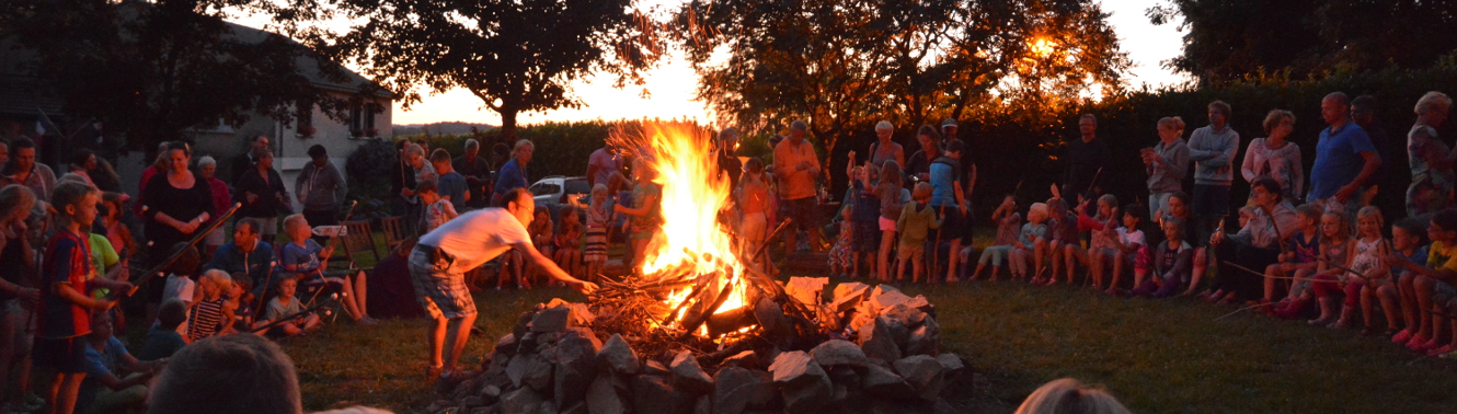 Feu de camp et grillage des marshmellows