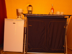 Tente locatif De Waard armoire et frigo