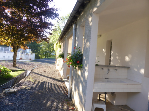 Bacs à vaisselle et Bacs à linge à l’extérieur des sanitaires